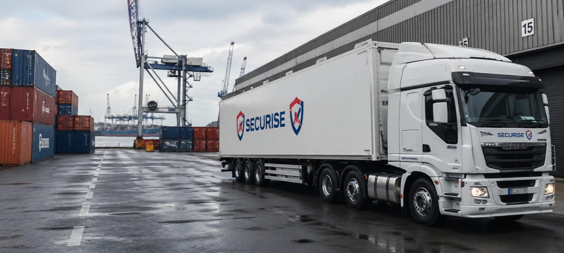 Sécurité logistique zone portuaire — camion Orange Protection au Havre